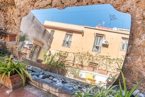 A stone wall with a reflective surface. - Marzapane apartment near Porta Carini (PALERMO)