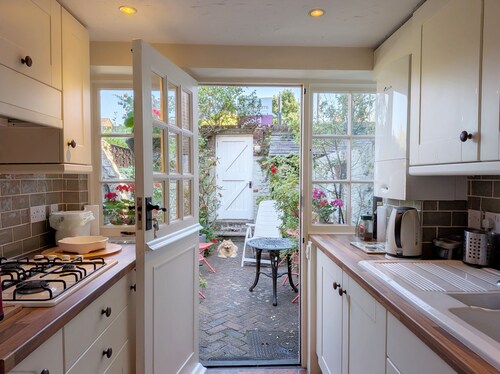 A cottage that sleeps 4 guests  in 2 bedrooms