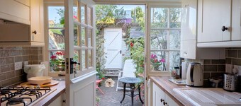 A cottage that sleeps 4 guests  in 2 bedrooms