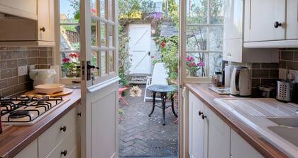 A cottage that sleeps 4 guests in 2 bedrooms