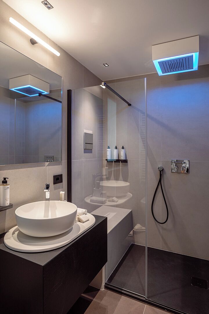 Departamento Deluxe, 2 habitaciones | Baño | Regadera, secadora de cabello, toallas, jabón 