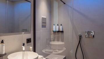 Departamento Deluxe, 2 habitaciones | Baño | Regadera, secadora de cabello, toallas, jabón