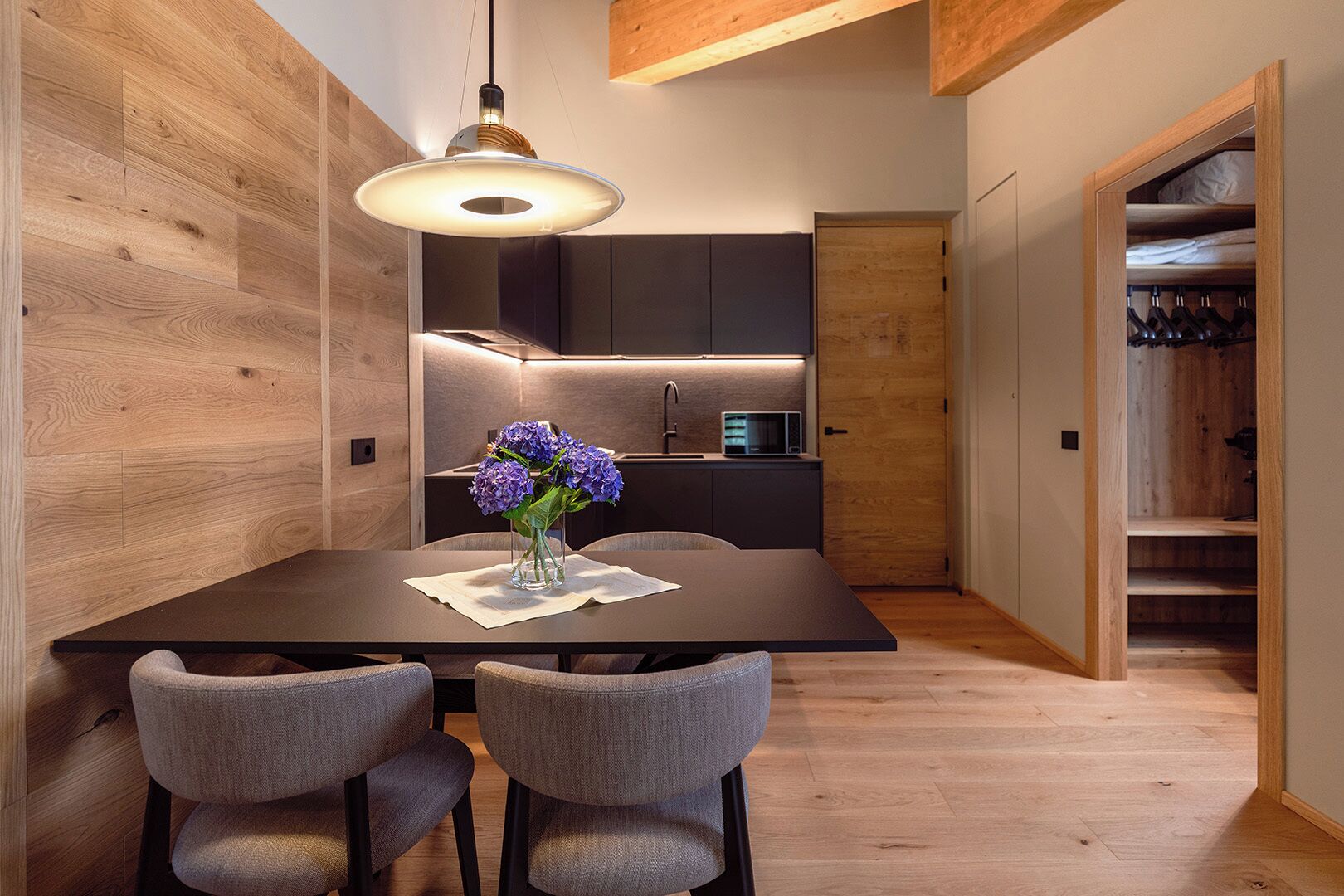Departamento Deluxe, 1 habitación, vista a la montaña | Cocina privada | Horno, parrilla de estufa y utensilios de cocina 