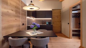 Departamento Deluxe, 1 habitación, vista a la montaña | Cocina privada | Horno, parrilla de estufa y utensilios de cocina