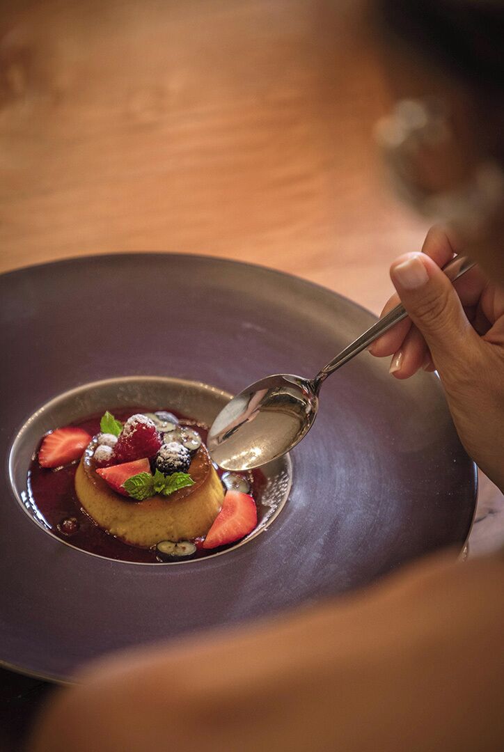 Un postre en un plato con una cuchara.