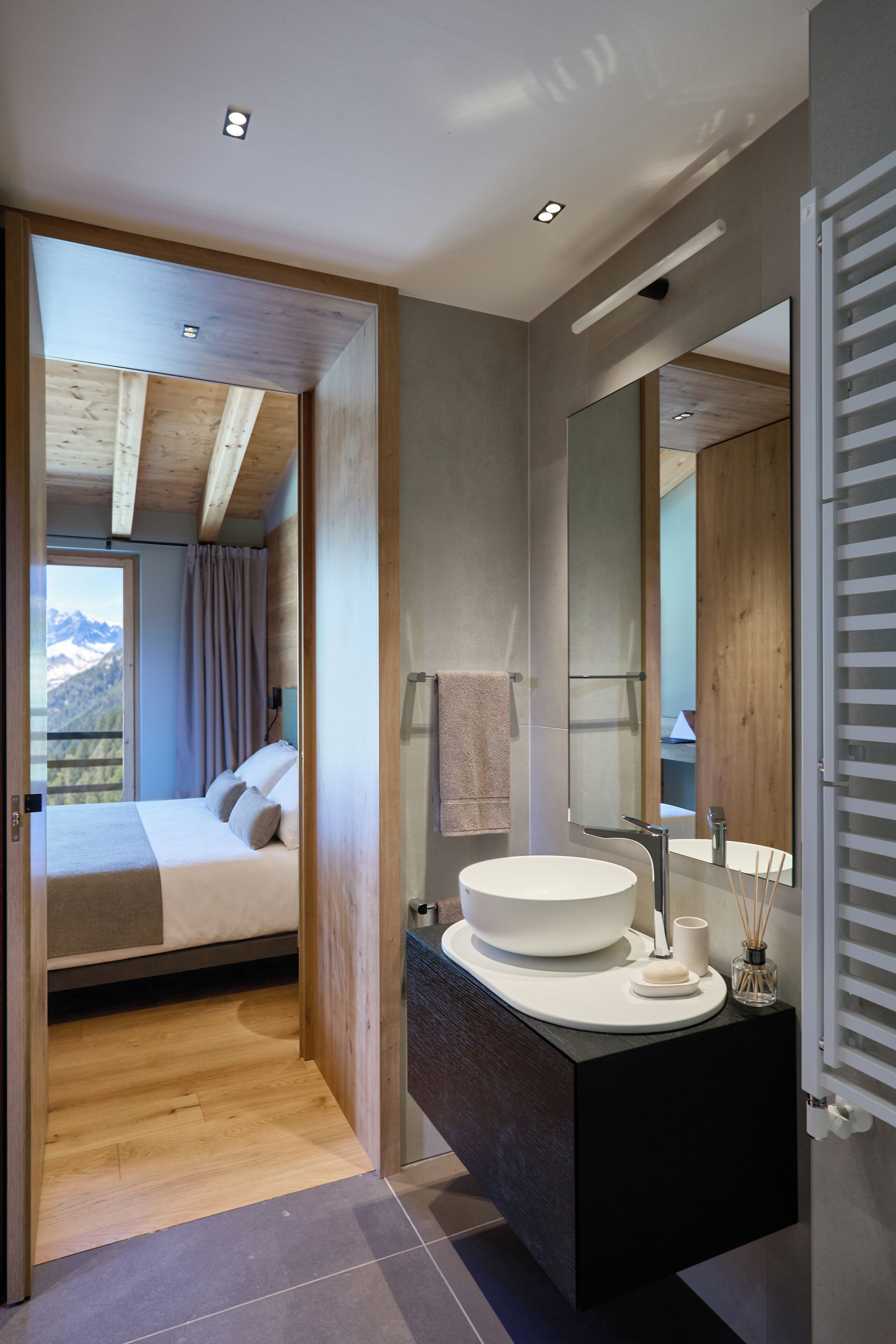 Shower, pengering rambut, handuk, dan sabun