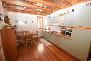 Fridge, microwave, stovetop, dishwasher
