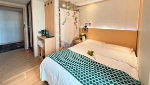 A hotel room with a bed, bedside table, and a wardrobe. - yipingjuminsu (Shenzhen)