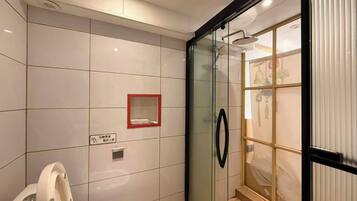 Basic Quadruple Room | Bathroom | Free toiletries, hair dryer, towels