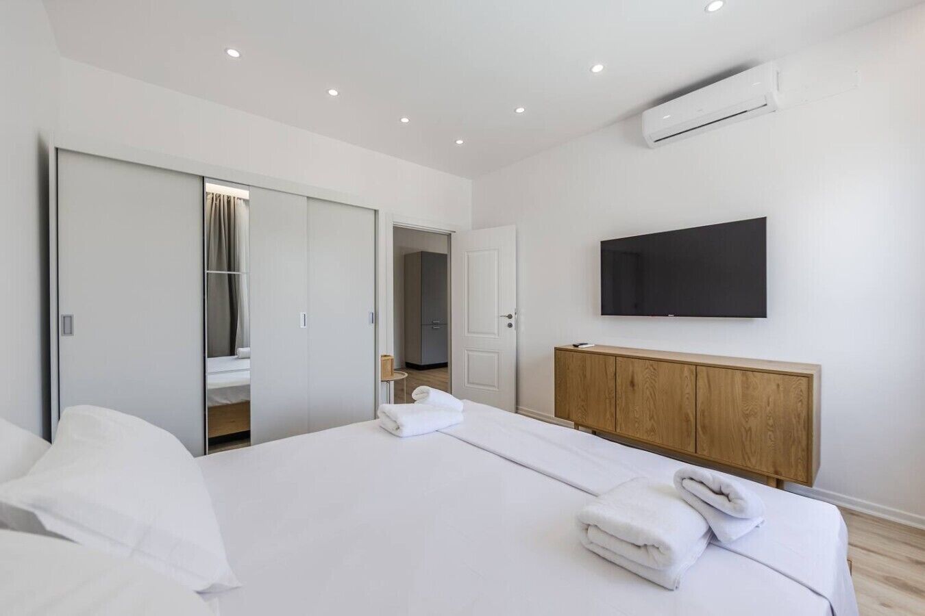 Tabla de planchar con plancha, wifi, ropa de cama