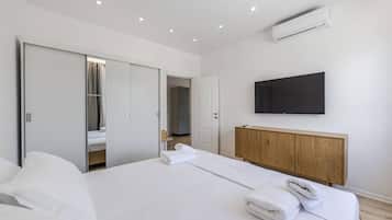 Tabla de planchar con plancha, wifi, ropa de cama
