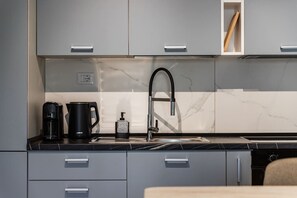 Wasserkocher mit Kaffee-/Teezubehör, Kühlschrank, Mikrowelle, Ofen