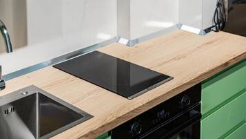Fridge, oven, stovetop, coffee/tea maker