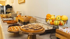Ein Buffet mit verschiedenen Desserts und einer Obstkorb.