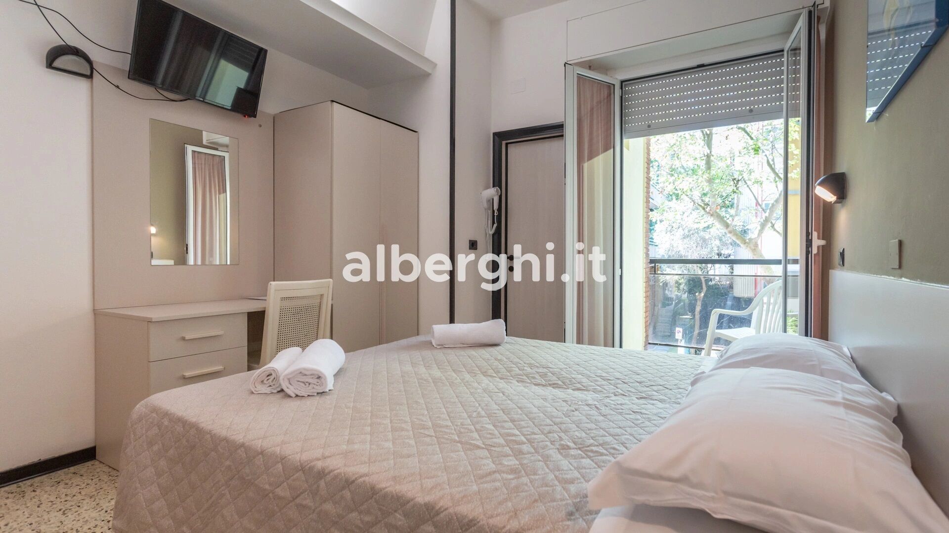 Classic Double Room | In-room safe, desk, blackout curtains, soundproofing