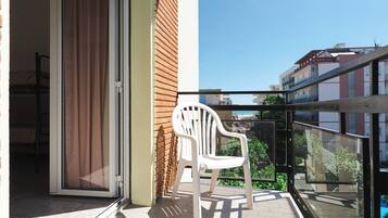 Camera Comfort con letto matrimoniale o 2 letti singoli, balcone | Una cassaforte in camera, una scrivania, tende oscuranti