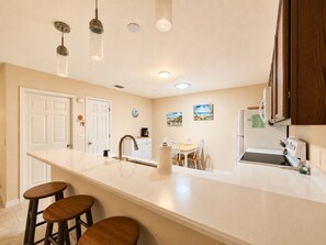 Wasserkocher mit Kaffee-/Teezubehör, Kühlschrank, Mikrowelle, Ofen