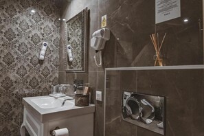 Hair dryer, slippers, towels, soap - Garni Hotel Astral Park (Šabac)