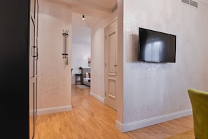Comfort Suite | Living area | 36-inch LCD TV with cable channels - Garni Hotel Astral Park (Šabac)