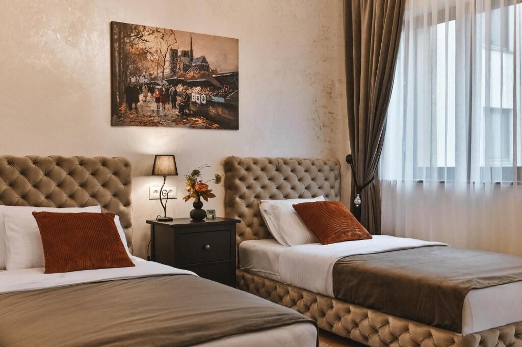 In-room safe, desk, free WiFi
