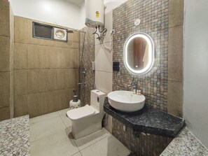 Bathroom - Enchanting Mountain Stays (DEHRADUN)