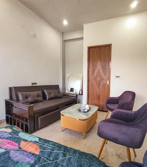 Habitación cuádruple estándar, balcón, vistas a la montaña | Interior
