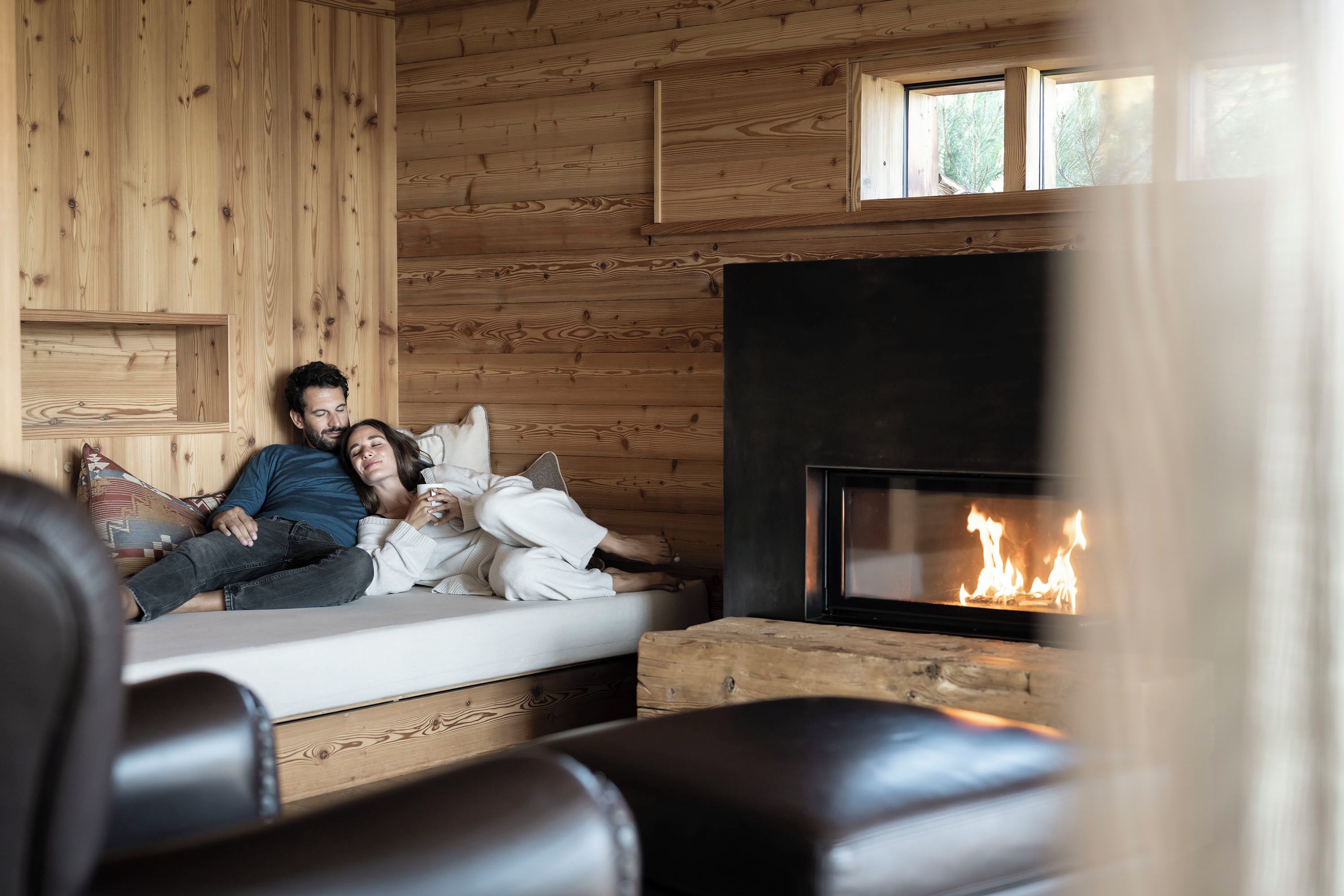 Une pièce chaleureuse avec un décor en bois, une cheminée et un canapé.