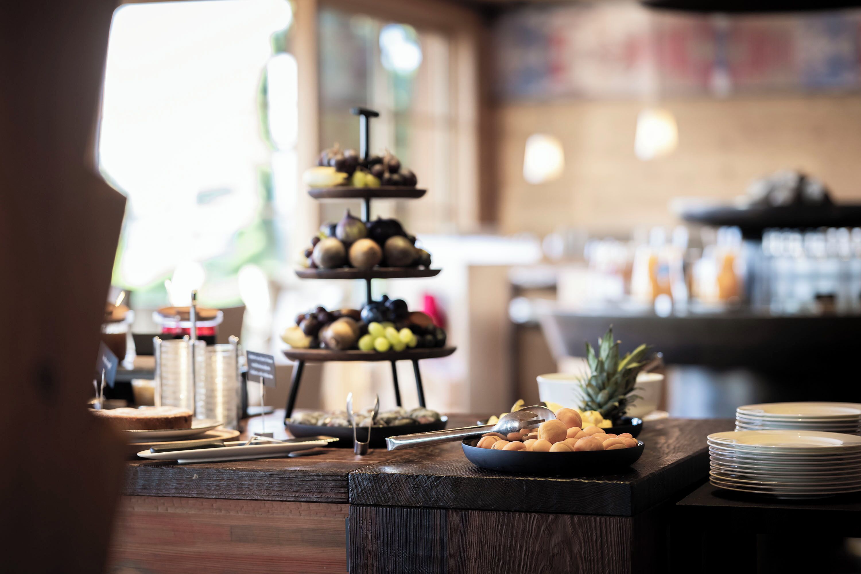 Una mesa de buffet con diversos alimentos y utensilios.