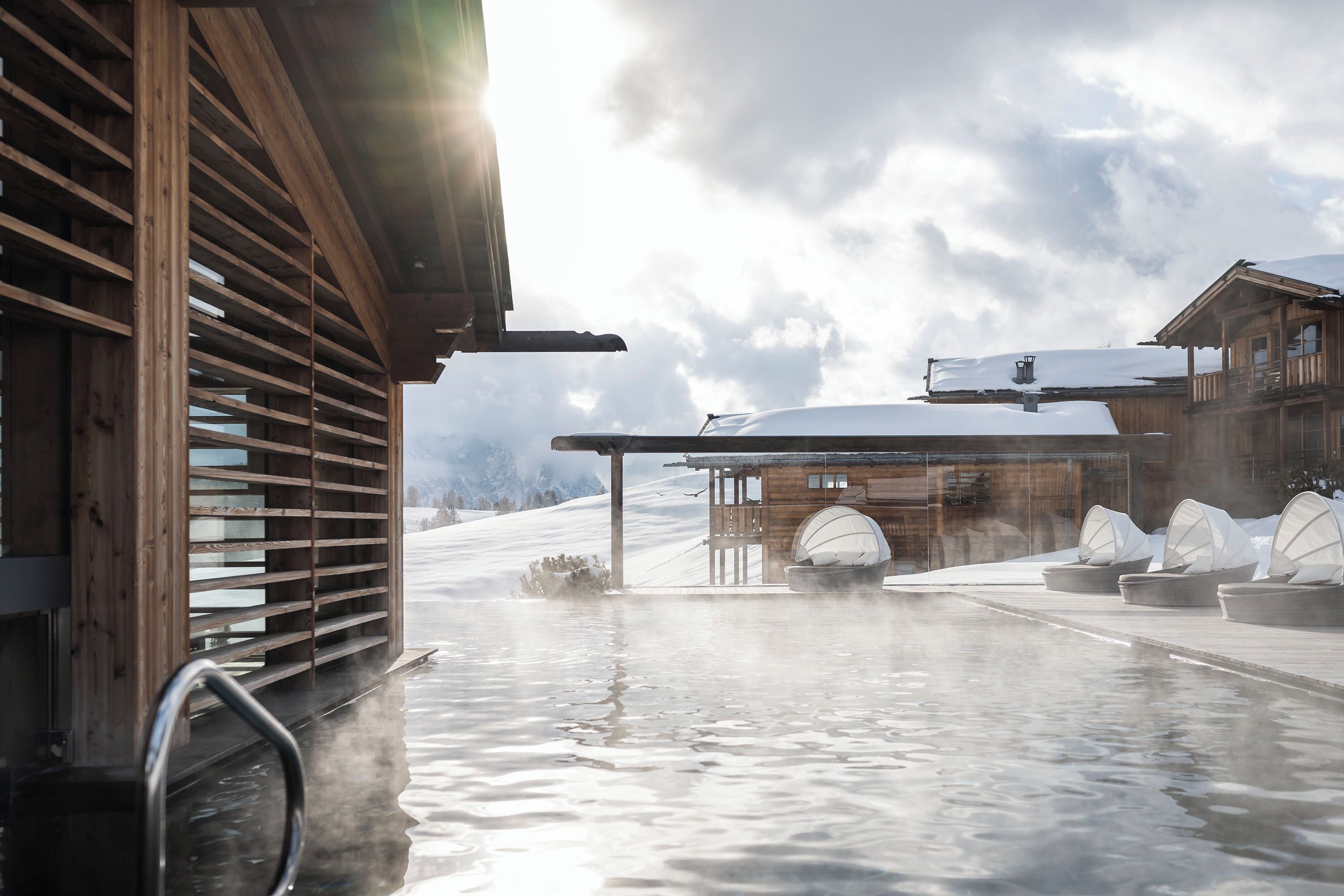 Innenpool, Außenpool, Sonnenschirme, Liegestühle