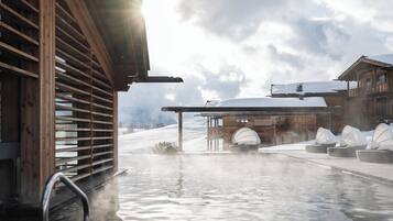 Innenpool, Außenpool, Sonnenschirme, Liegestühle