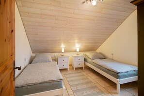 Room - Holiday Apartment "Am Hennenberg" between Allgäu, Ulm, and Lake Constance (Erlenmoos)
