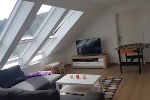 Fernseher, Tischfußball