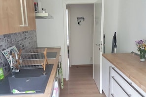 Wasserkocher mit Kaffee-/Teezubehör, Kühlschrank, Mikrowelle, Herdplatte