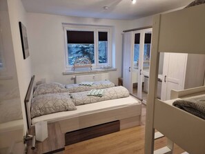 3 Schlafzimmer, Reisekinderbett, WLAN, Bettwäsche