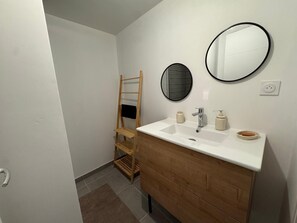 Shower, hair dryer, towels - Holiday Home 'Maison De Charme - Écrin De Nature' with Private Garden, Wi-Fi and Air Conditioning (Saint-Privat)