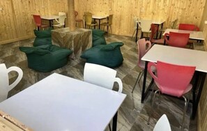 Asrama Umum Standar, balkon | Tempat makan