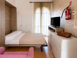 1 bedroom, bed sheets - Perla Ionica Beachfront Apartment with Private Parking in Giardini Naxos, Sicily (Giardini Naxos)