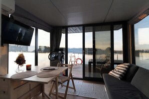 Living area - Houseboat Pałuki Floating Home on the Lake (Dobrylewo)