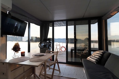 Houseboat Pałuki Floating Home on the Lake