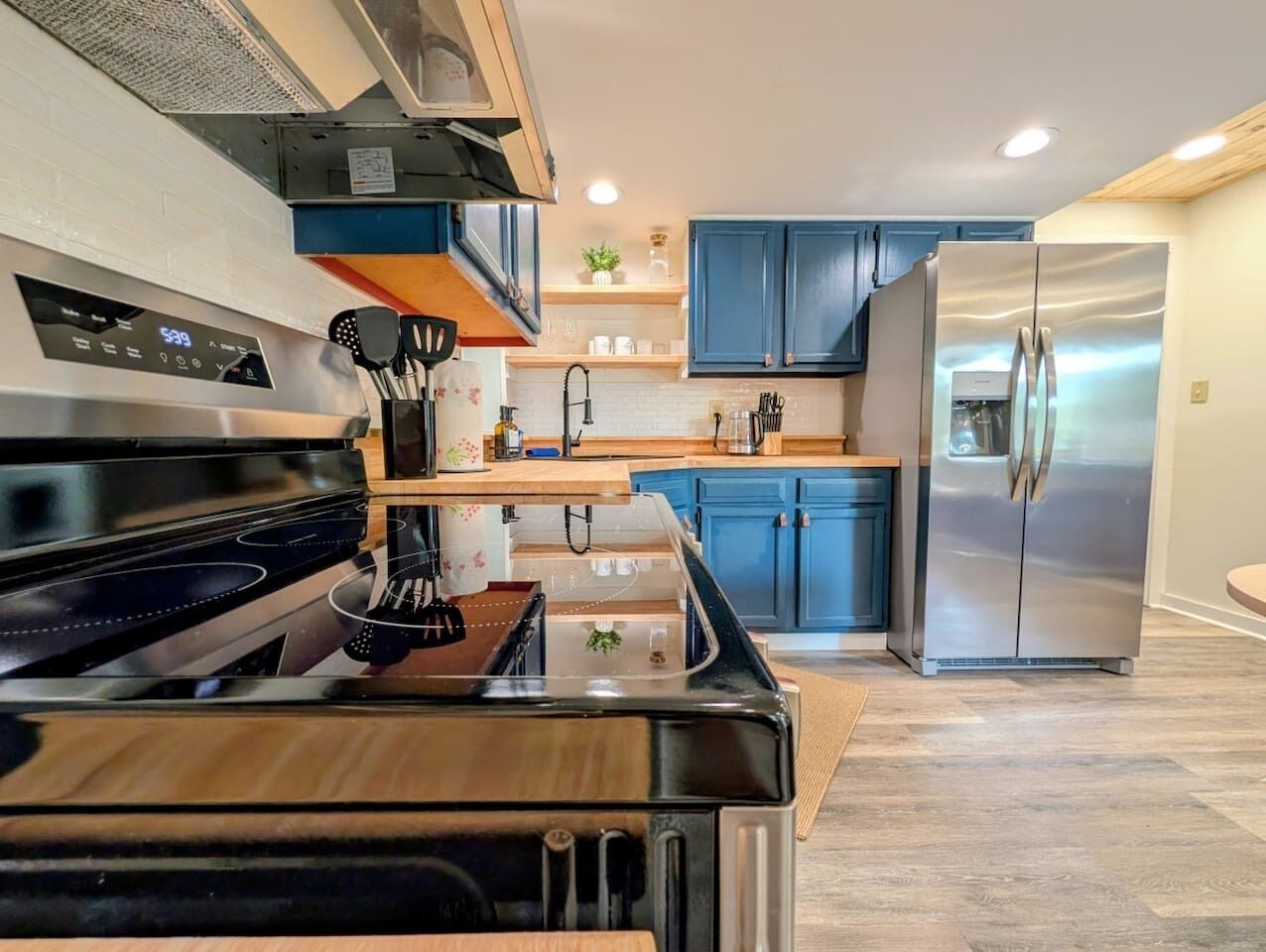 Fridge, microwave, oven, coffee/tea maker