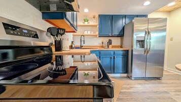 Fridge, microwave, oven, coffee/tea maker