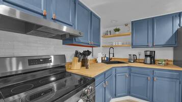 Coffee/tea maker, fridge, microwave, oven