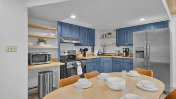 Coffee/tea maker, fridge, microwave, oven