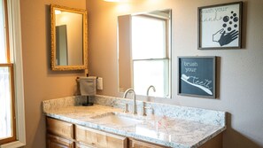 Shower, hair dryer, towels, toilet paper - Fabulous 6-bedroom farmhouse in charming Cuba (Cuba)