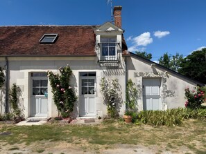 Exterior - Le Refuge d'Anne: House for 6, 2 Bedrooms (Couddes)