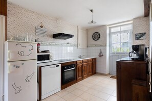 Wasserkocher mit Kaffee-/Teezubehör, Kühlschrank, Mikrowelle, Ofen