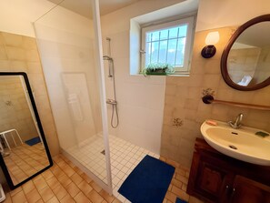 Bathroom - Le Refuge d'Anne: House for 6, 2 Bedrooms (Couddes)