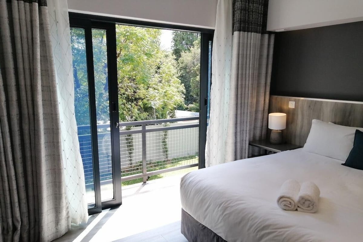 ห้องลักซ์ชัวรี่ดับเบิลหรือทวิน, ระเบียง, วิวสวน | ตู้นิรภัยในห้องพัก, โต๊ะทำงาน, พื้นที่ทำงานแบบใช้แล็ปท็อป, Wi-Fi ฟรี