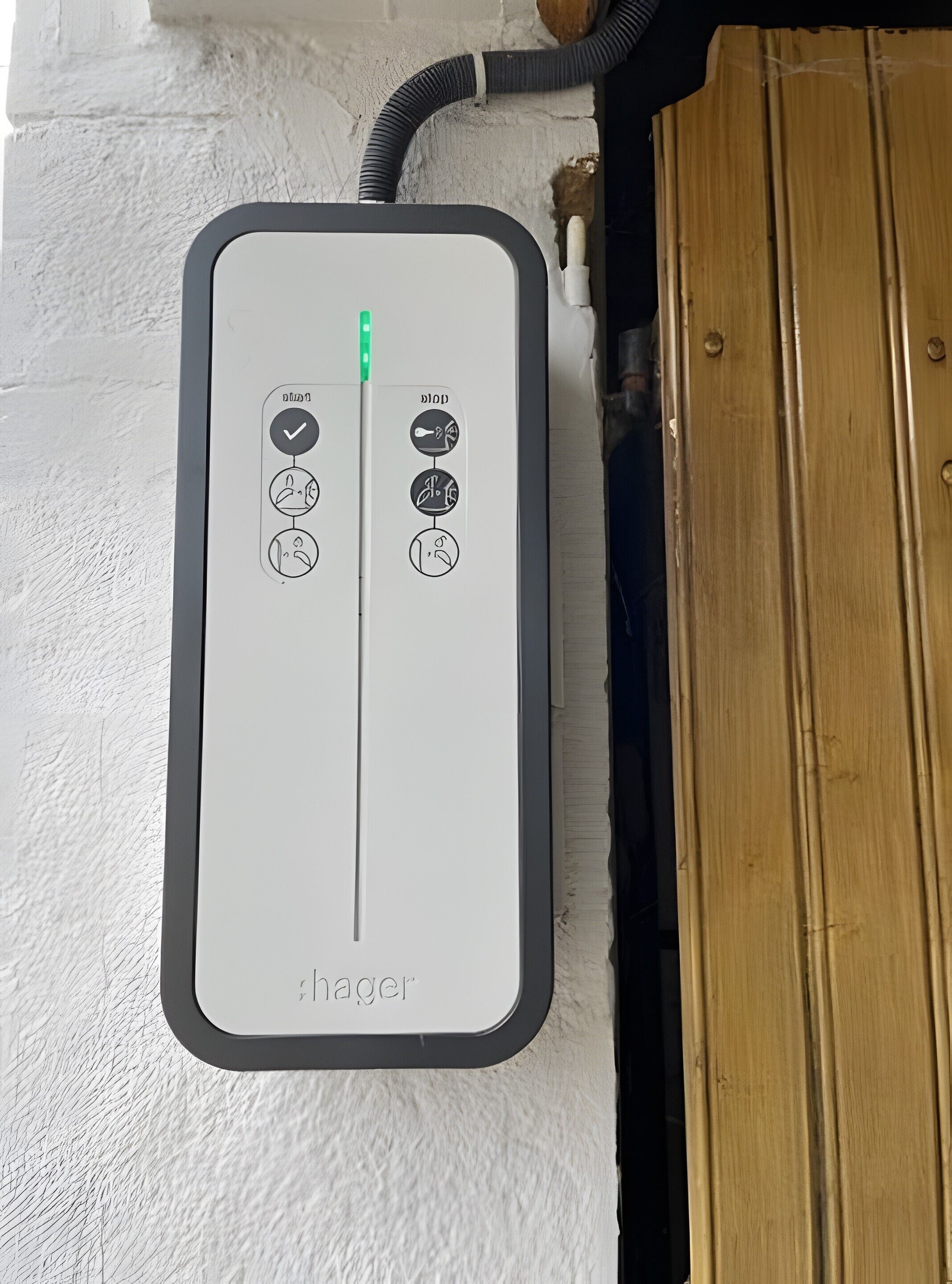 Un pannello di controllo con una spia verde, un pulsante di accensione e tre icone circolari con simboli.