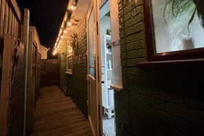 Property grounds - Private Cosy Cabin With sea View Sleeps 2 (Liverpool)
